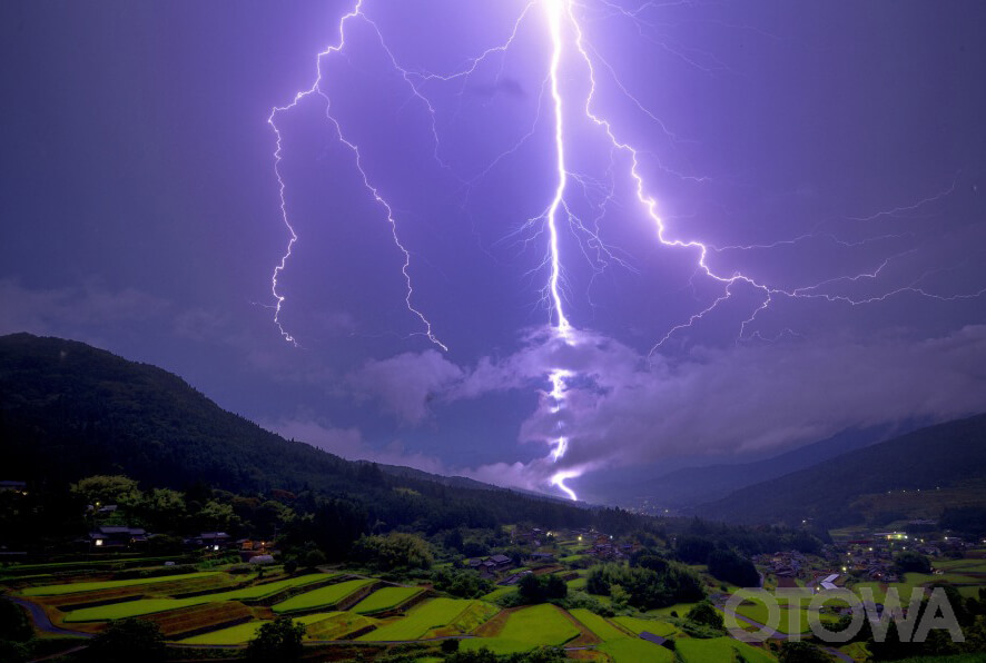 The 16th 雷写真コンテスト受賞作品 Fine Work -Rice harvest from the lightning gods-